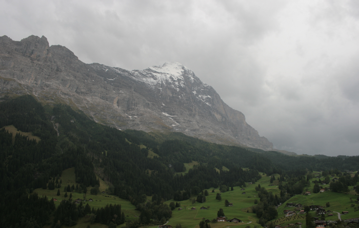 Vue sur une autre montagne-très-connue-mais-dont-je-ne-sais-pas-le-nom-sans-aller-voir-une-carte-et-j-ai-la-flemme depuis notre chambre à Grindelwald