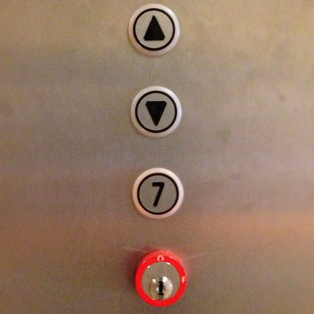 boutons d'appel d'ascenseur... avec raccourci pour le 7ème ciel?