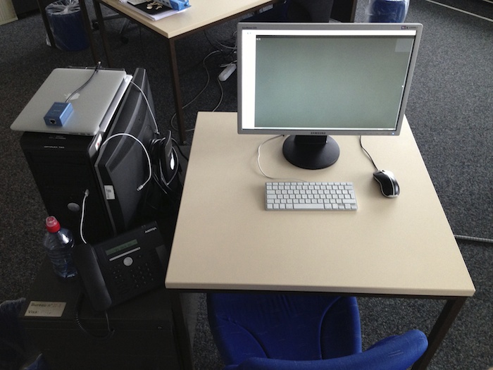 Mon bureau en 2012: petit bureau, grand écran (je n’aime pas le dual-screen), matériel noir, clavier US personnel, pas de papier