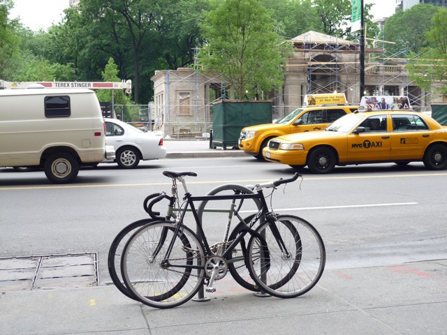 NYC bikes = singlespeeds. I love it!